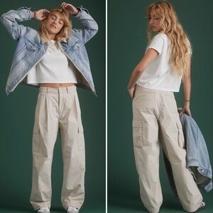 American Eagle | AE77 Premium Pleated Cargo Pant in Cream Khaki